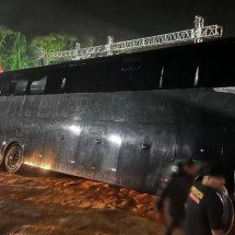 Ônibus da banda Biquini cai em vala de estrada mineira - Reprodução/Redes Sociais/BIquini