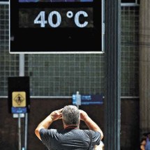 Aquecimento provoca registros de temperaturas altas em regiões do Brasil, afetando a saúde da população -  (crédito: SILVIO AVILA/AFP)