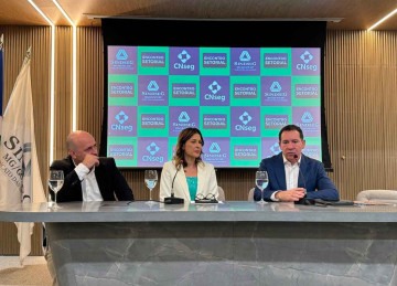 Gustavo Bentes (E), presidente do Sincor MG; Andreia Padovani, presidente do Sindiseg MG, e Dyogo Oliveira, presidente da CNseg 

 -  (crédito: SindSeg/Divulgação)