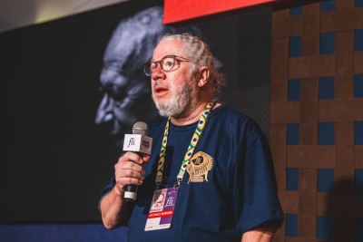 Afonso Borges, idealizador do FLI Paracatu homenageou Luis Fernando Verissimo na manhã deste sábado (30/8) -  (crédito: @bleia/ divulgação)