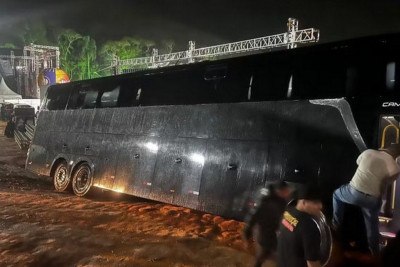 Foram precisas oito horas para remover o ônibus da vala -  (crédito: Reprodução/Redes Sociais/BIquini)