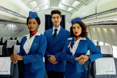 Iara (Eli Ferreira), Nando (Johnny Massaro) e Lea (Bruna Linzmeyer) são comissários de bordo que trazem dos EUA para o Brasil remédio proibido no país  -  (crédito: Guilherme Leporace/Divulgação)