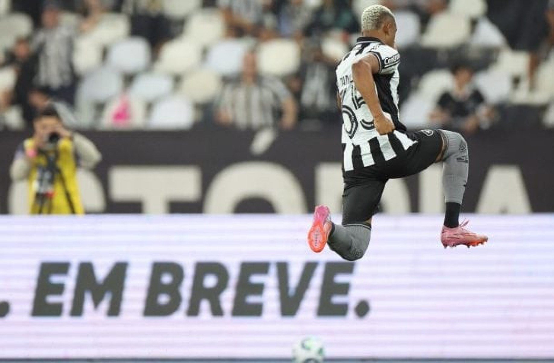 Volantes celebram gol pelo Botafogo: ‘Primeiro de muitos’