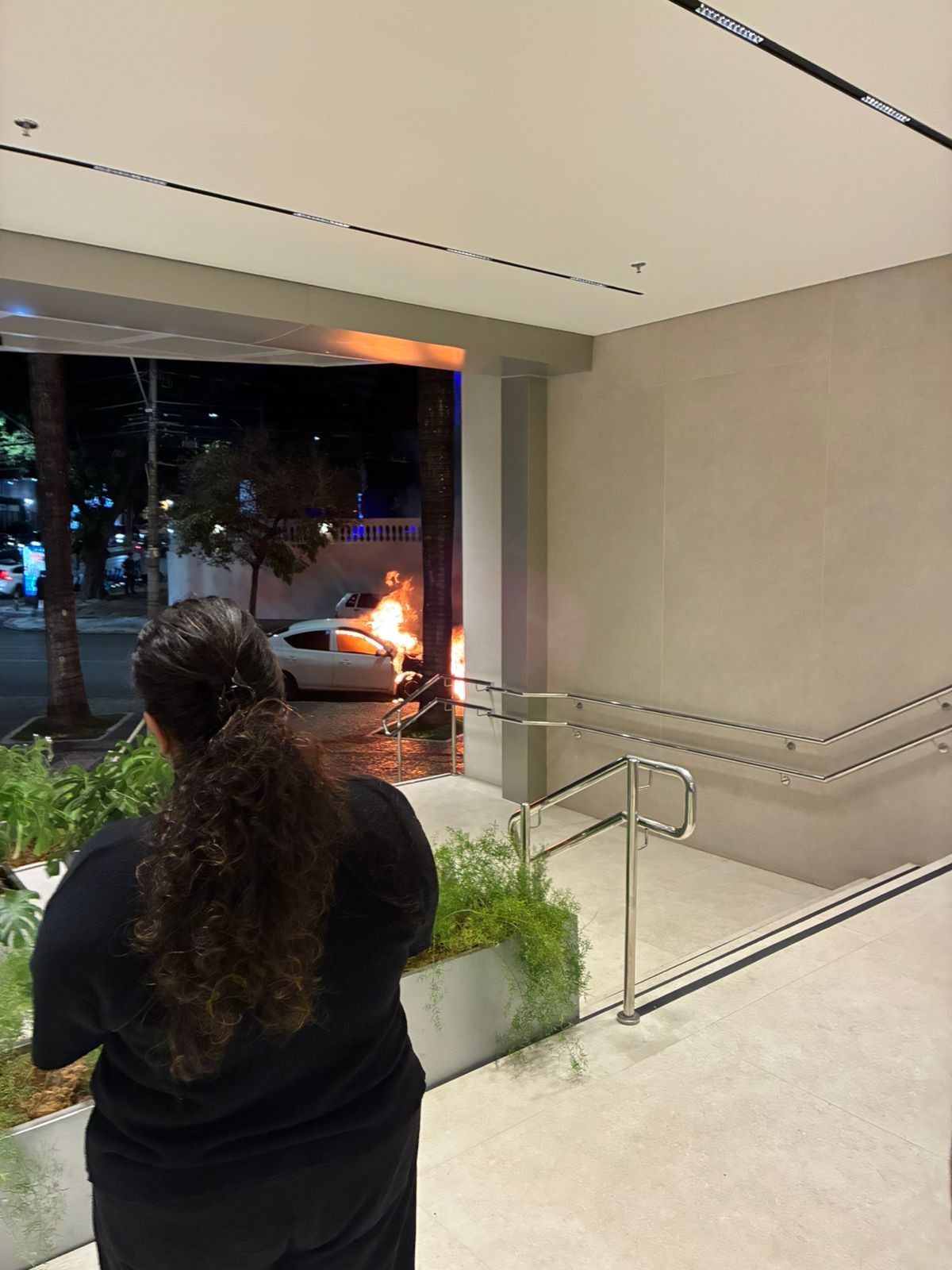 Carro pegou fogo em frente ao shopping no Lourdes