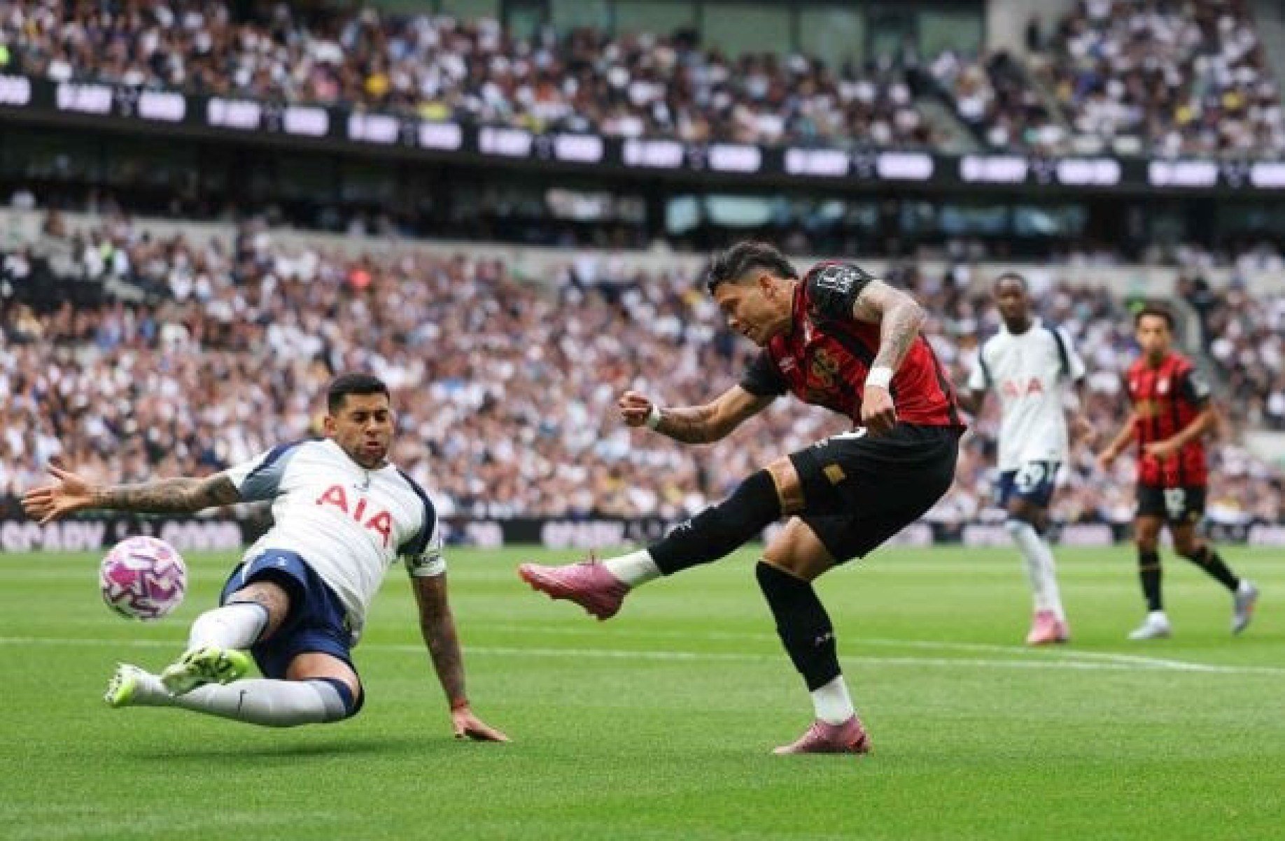 Com gol brasileiro, Bournemouth domina e derrota o Tottenham em Londres