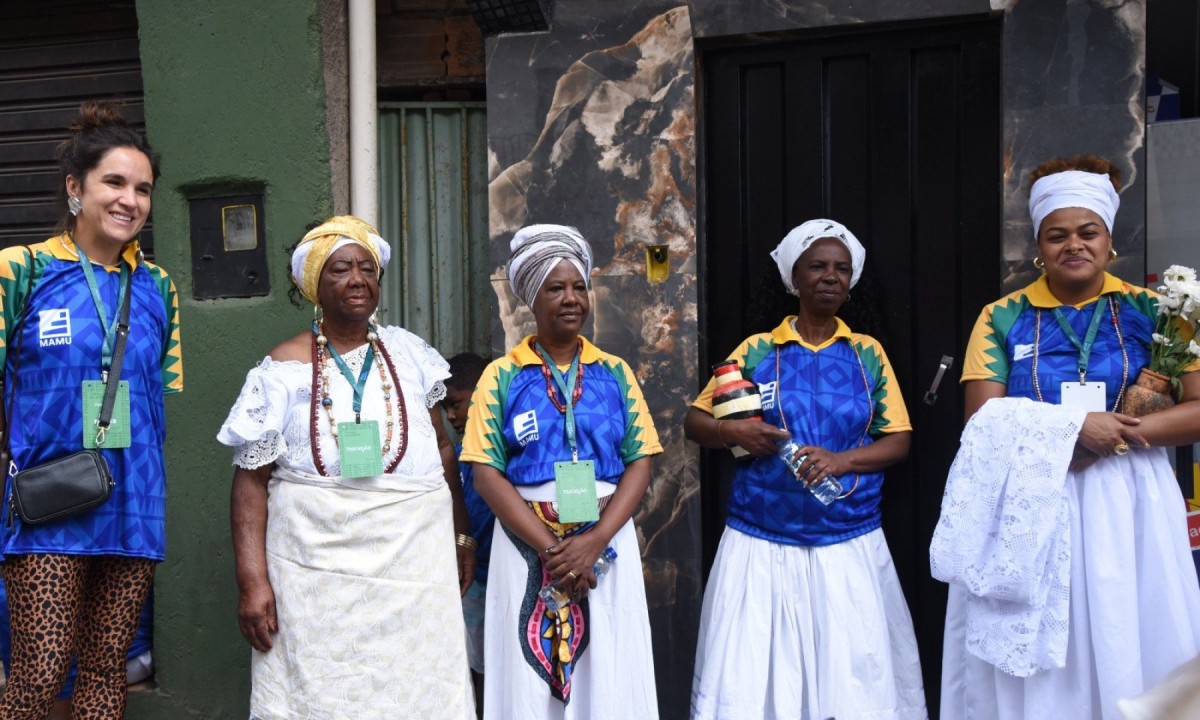 MUMA e Kilombo Manzo fizeram uma caminhada ecológica no Aglomerado da Serra para mostrar como as nascentes e águas influenciaram a divisão territorial do local.