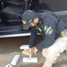 Homem que transportava drogas e munições como pagamento de dívida é preso - PRF / Divulgação