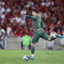 Atuações do Grêmio contra o Flamengo: Volpi faz de tudo e é melhor em campo no empate no Maracanã -  FOTO: Lucas Figueiredo/Getty Images