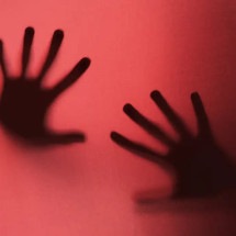 Ao perceberem que estavam sendo abusadas sexualmente vítimas chutaram o suspeito  -  (crédito: Freepik / Reprodução - Imagem ilustrativa)