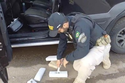 Drogas apreendidas pela Polícia Rodoviária Federal estavam em compartimento secreto no painel do carro -  (crédito: PRF / Divulgação)