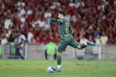 Fora de casa, o Grêmio segurou o Flamengo e garantiu um ponto importante com grande atuação de Tiago Volpi. Veja, na sequência, como o Jogada10 avaliou o desempenho dos gremistas. FOTO: Lucas Figueiredo/Getty Images -  (crédito:  FOTO: Lucas Figueiredo/Getty Images)