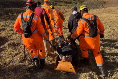 Homem foi levado em uma maca própria para transporte em locais de difícil acesso até a ambulância do SAMU  -  (crédito: Corpo de Bombeiros/Divulgação)