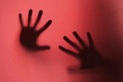 Crimes foram confirmados após apreensão dos aparelhos celulares do casal, nos quais estavam os registros pornográficos -  (crédito: Freepik / Reprodução - Imagem ilustrativa)