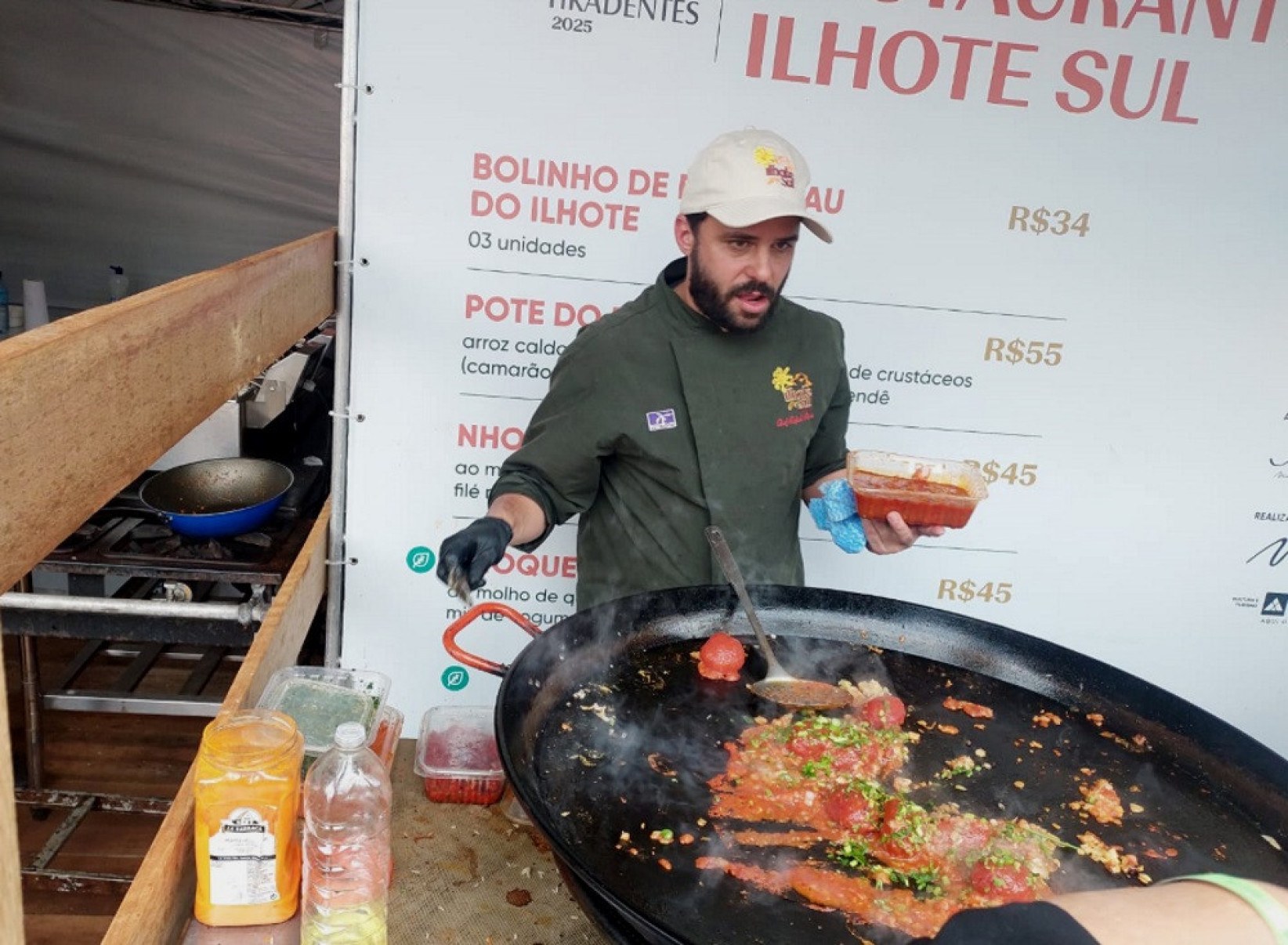 Aroma intenso do mar no prato do Ilhote do Sul: fila para degustar