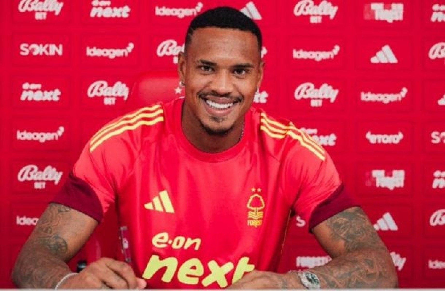 Nottingham Forest oficializa contratação do goleiro John, ex-Botafogo