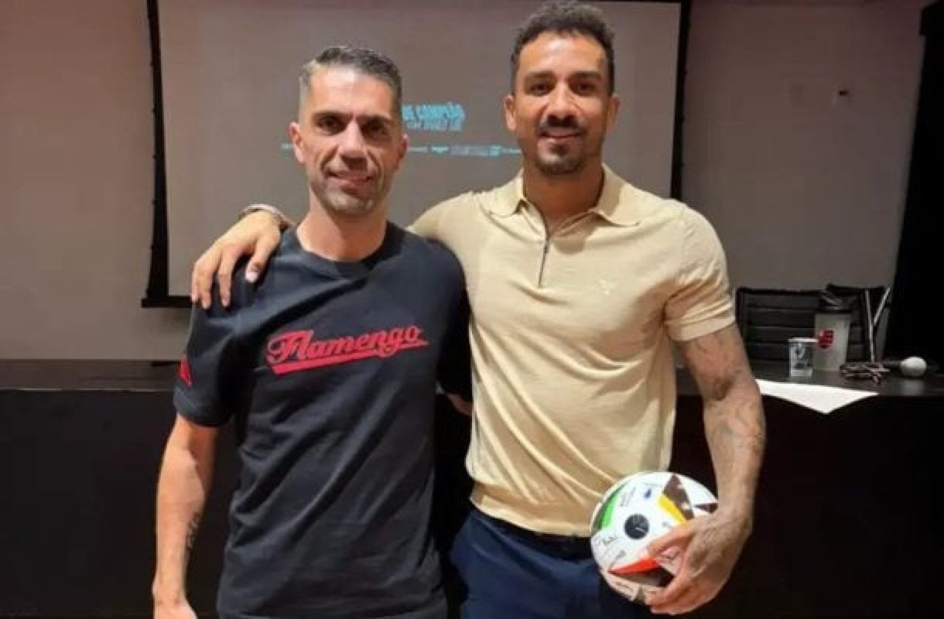 Danilo faz palestra para jogadores da base do Flamengo