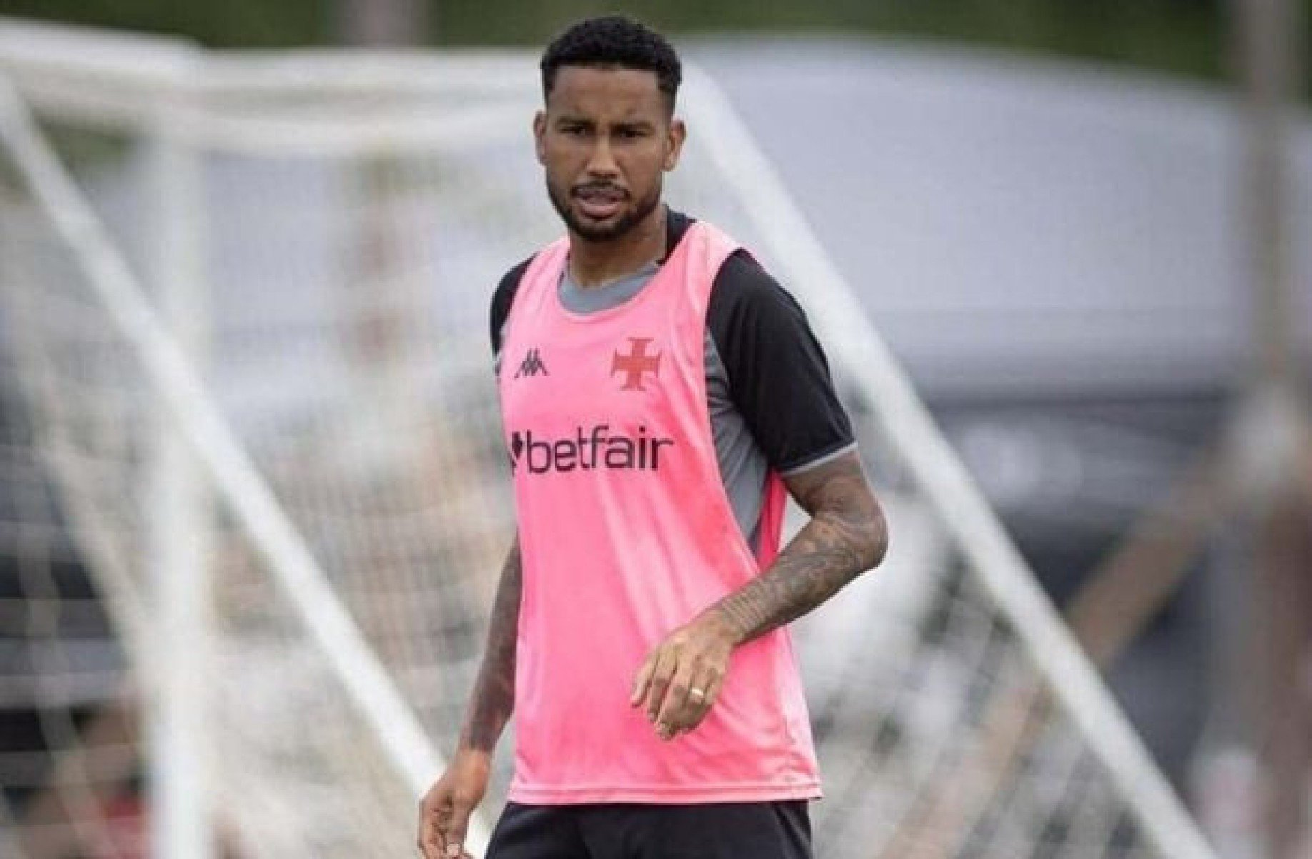 Jair sofre entorse no joelho direito em triunfo do Vasco na Ilha do Retiro