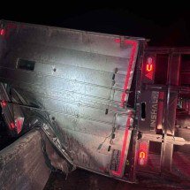 MG: batida entre caminhões deixa ferido e carga é saqueada na BR-381 - Divulgação/PRF