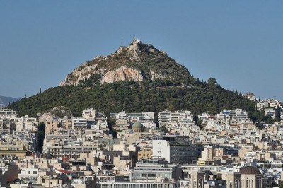 Um turista foi surpreendido por um forte vendaval e despencou da capela de Agios Georgios, na Grécia, enquanto tentava tirar uma selfie. É mais um caso, este ano, de visitante do país que perde a vida ao se descontrolar na hora da foto.  -  (crédito: Wikimedia Commons/George E. Koronaios)
