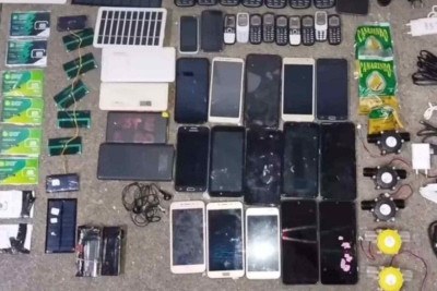 Gari linha colocado celulares e equipamentos em três sacolas que estavam dentro de também de lixo -  (crédito: Sejusp)