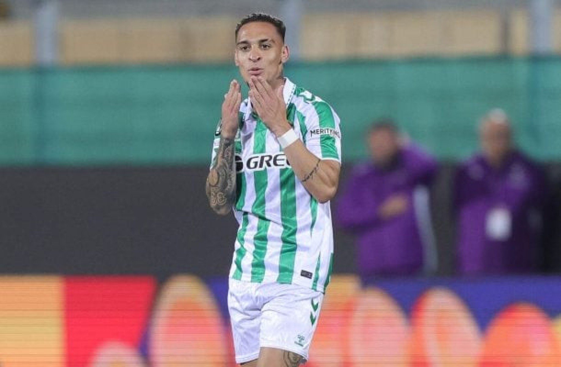 Betis encaminha acerto com Antony, do Manchester United