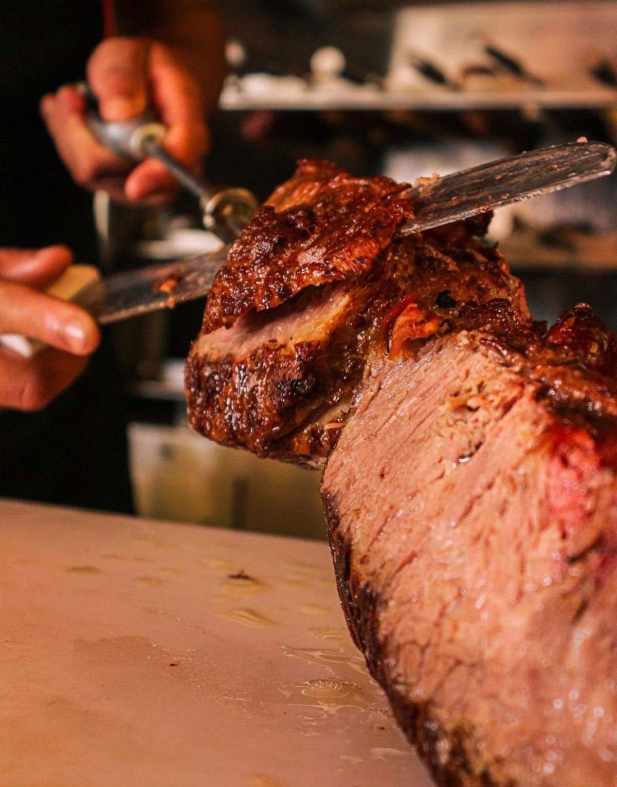 O ritual que atravessa gerações: a carne fatiada à mesa, marca registrada das churrascarias