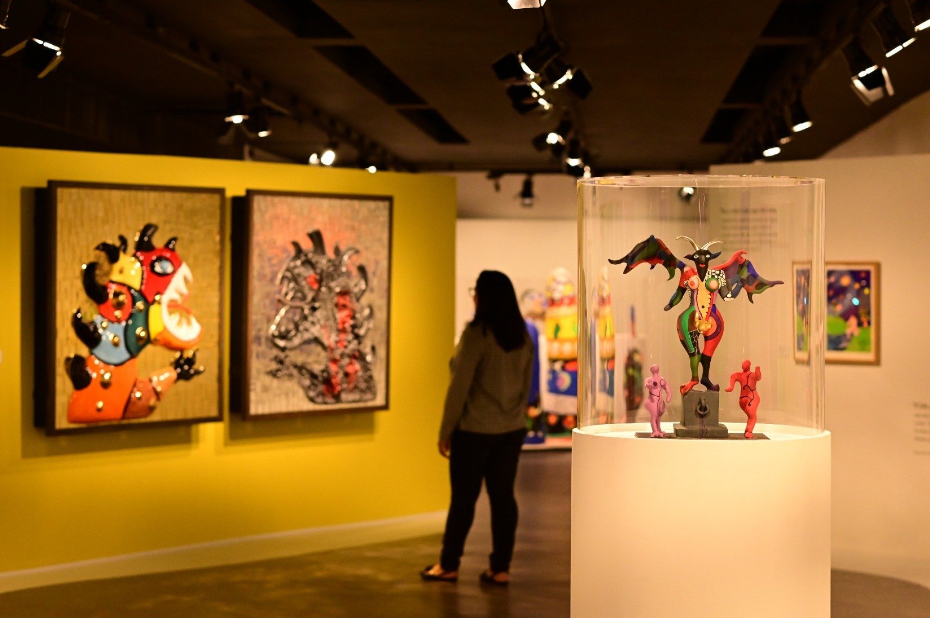 Essa vitalidade atravessa toda a obra de Niki de Saint Phalle até seus últimos anos. Está presente nos panfletos de conscientização sobre a aids que produziu na década de 1980, e nas serigrafias do 'Diário californiano', realizadas após sua mudança para San Diego devido a uma doença pulmonar provocada pelas tintas. 