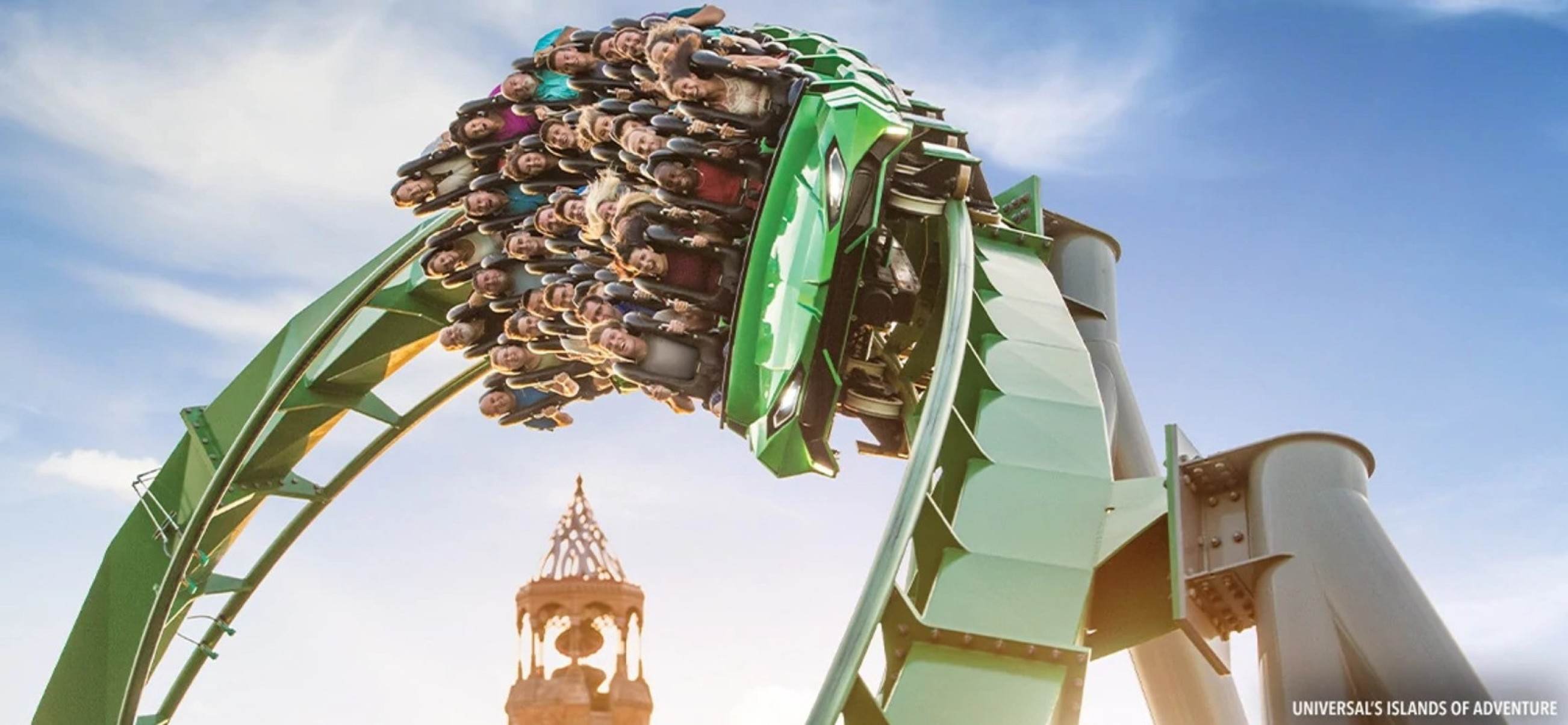 The Incredible Hulk Coaster®, com sete loopings consecutivos