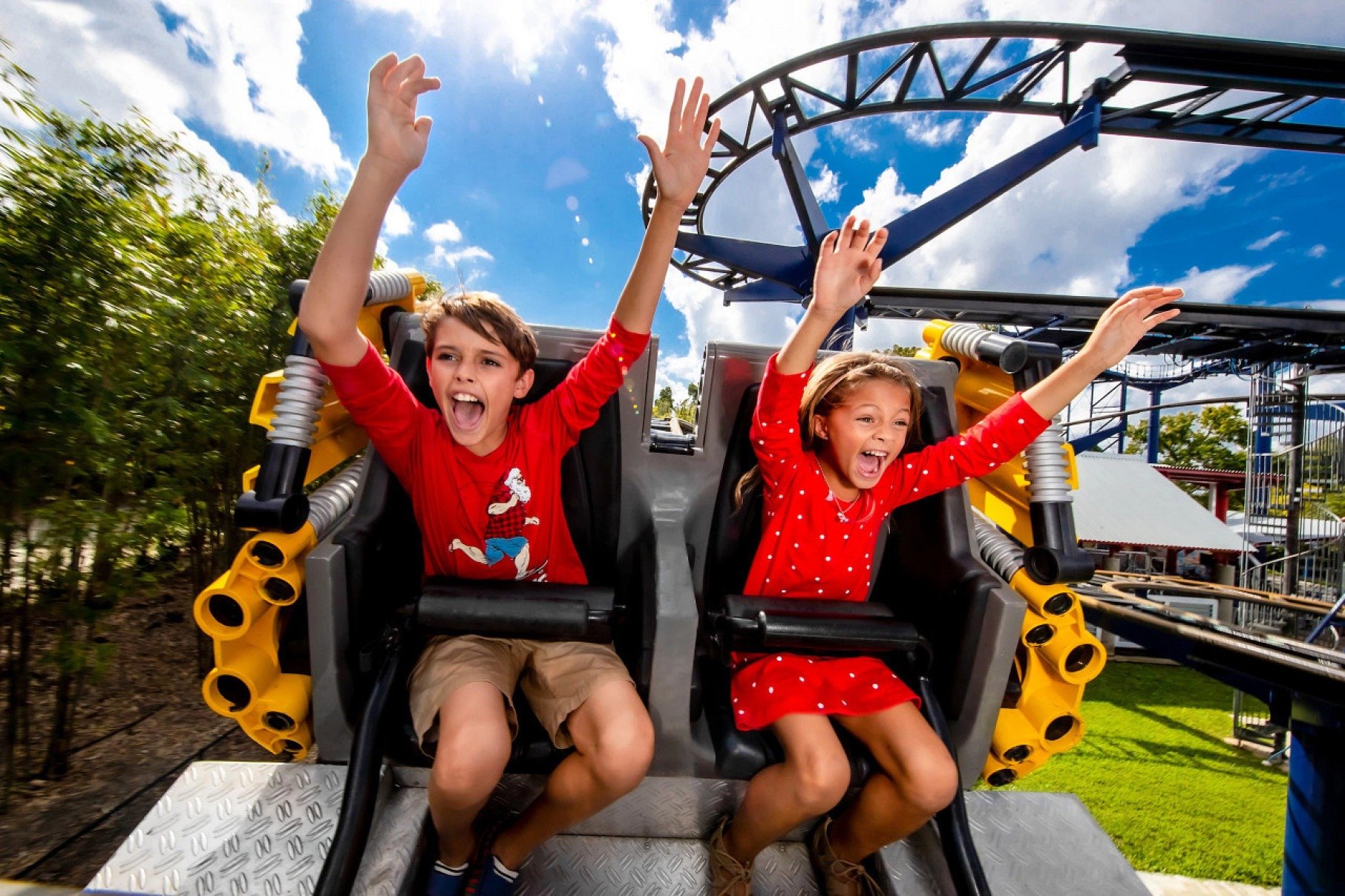 Para quem está começando ou viaja com crianças pequenas, Orlando oferece aventuras em trilhos suaves como na LEGOLAND