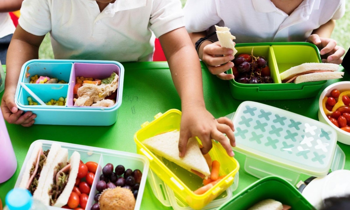 Duas crianças, durante o intervalo na escola, estão na mesa para o lanche, alertando sobre a importância da inclusão também no momento de alimentação, uma vez que os portadores de TEA tem várias restrições alimentares - (crédito: Freepik) Duas crianças, durante o intervalo na escola, estão na mesa para o lanche, alertando sobre a importância da inclusão também no momento de alimentação, uma vez que os portadores de TEA tem várias restrições alimentares - (crédito: Freepik)