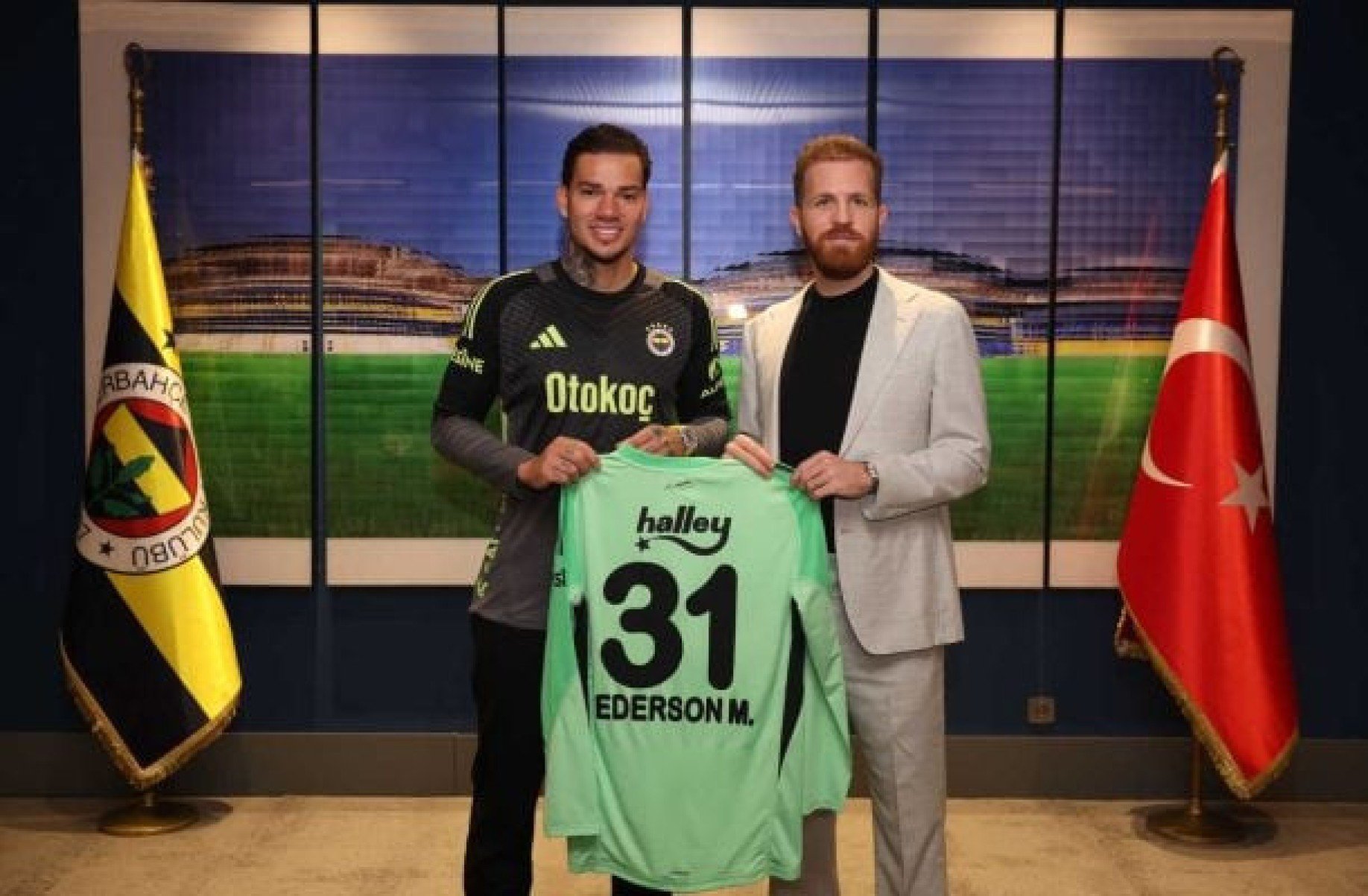 Ederson é apresentado no Fenerbahçe após deixar o City