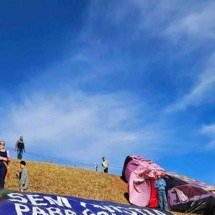 Manifestantes pedem condenação de Bolsonaro com boneco inflável e faixa - Comit&ecirc; de lutas do jardim bot&acirc;nico/Reprodu&ccedil;&atilde;o