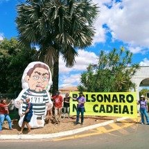 Esquerda e bolsonaristas trocam empurrões em condomínio de Bolsonaro - Reprodução/Redes Sociais