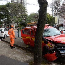 BH: viatura dos bombeiros se envolve em acidente a caminho de socorro