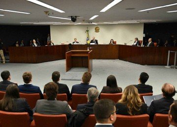Panorama do primeiro dia de julgamento no STF de Jair Bolsonaro e outros militares pela tentativa de golpe no Brasil -  (crédito: Evaristo Sa/AFP)
