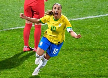 A 'rainha' Marta é considerada o principal nome da história do futebol feminino mundial, com participações expressivas na Seleção Brasileira -  (crédito: DENIS CHARLET / AFP - 10/3/20)