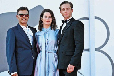O diretor François Ozon, com os atores Rebecca Marder e Benjamin Voisin -  (crédito: Tiziana FABI / AFP)