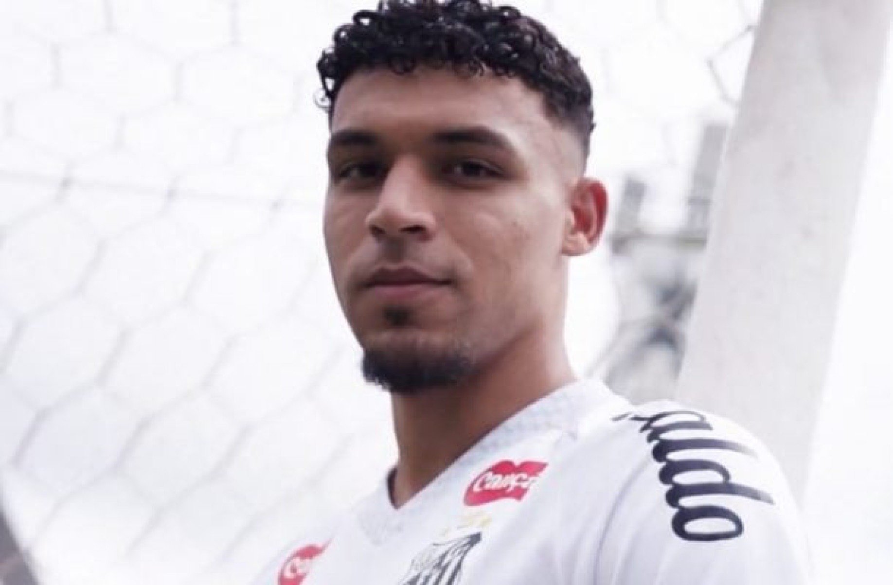 Santos oficializa a contratação de Victor Hugo, do Flamengo