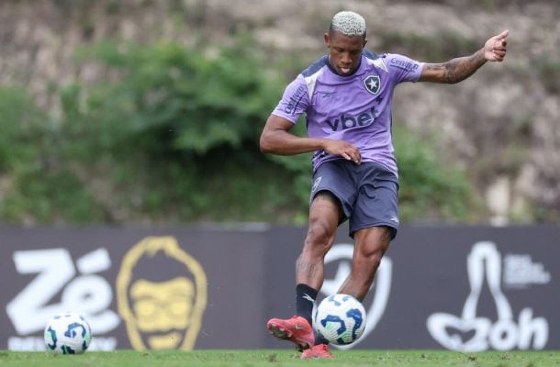 Botafogo nega oferta da Inglaterra por Danilo