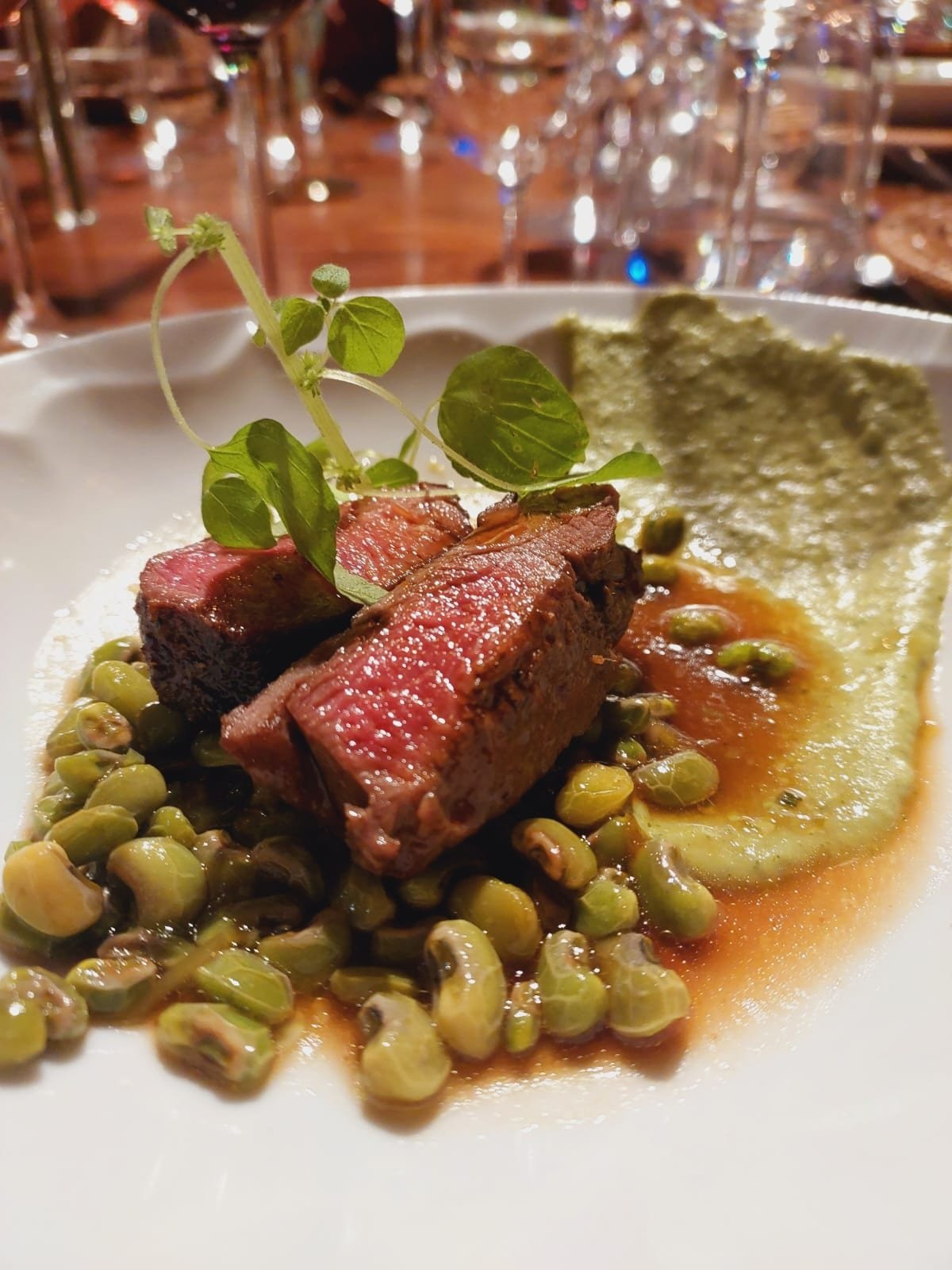 Cordeiro ao ponto, feijão verde crocante e demi-glace-Nara Ferreira/EM/D.A.Pre