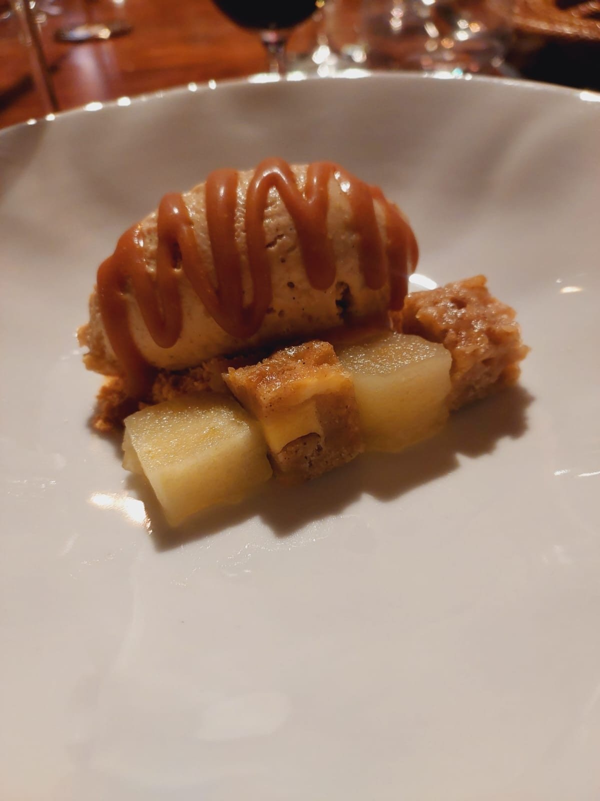 Sorvete de amendoim acompanhado de maçã com canela e calda de caramelo-Nara Ferreira/EM/D.A.Pre