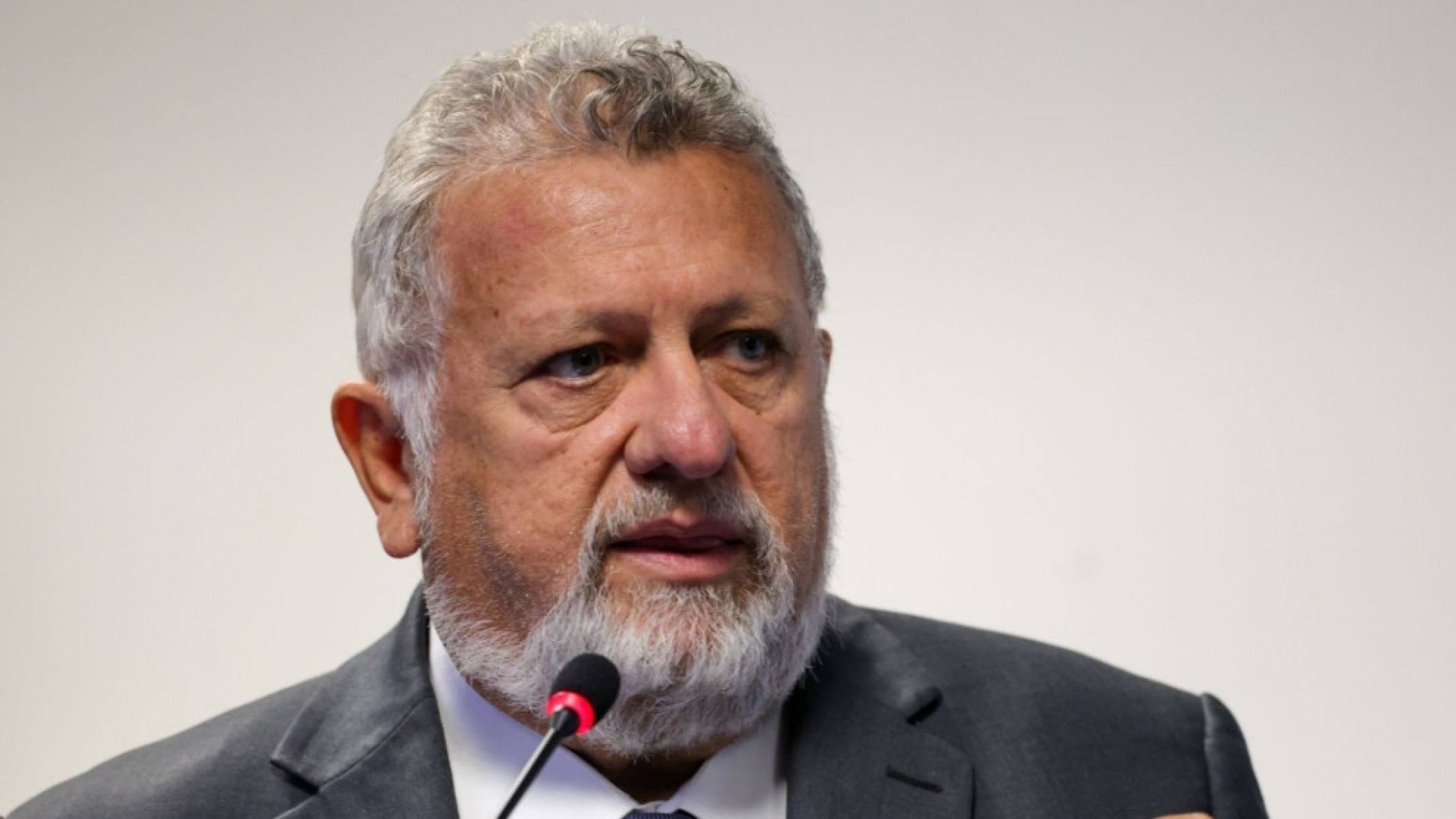 Presidente da Caixa não entra no desembarque do PP e União