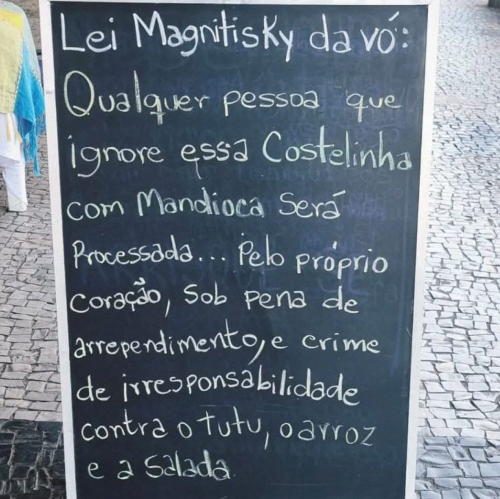 A "Lanchonete e Restaurante Benza Deus!", utilizou uma placa curiosa para atrair os clientes, unindo a lei Magnitsky com a gastronomia 