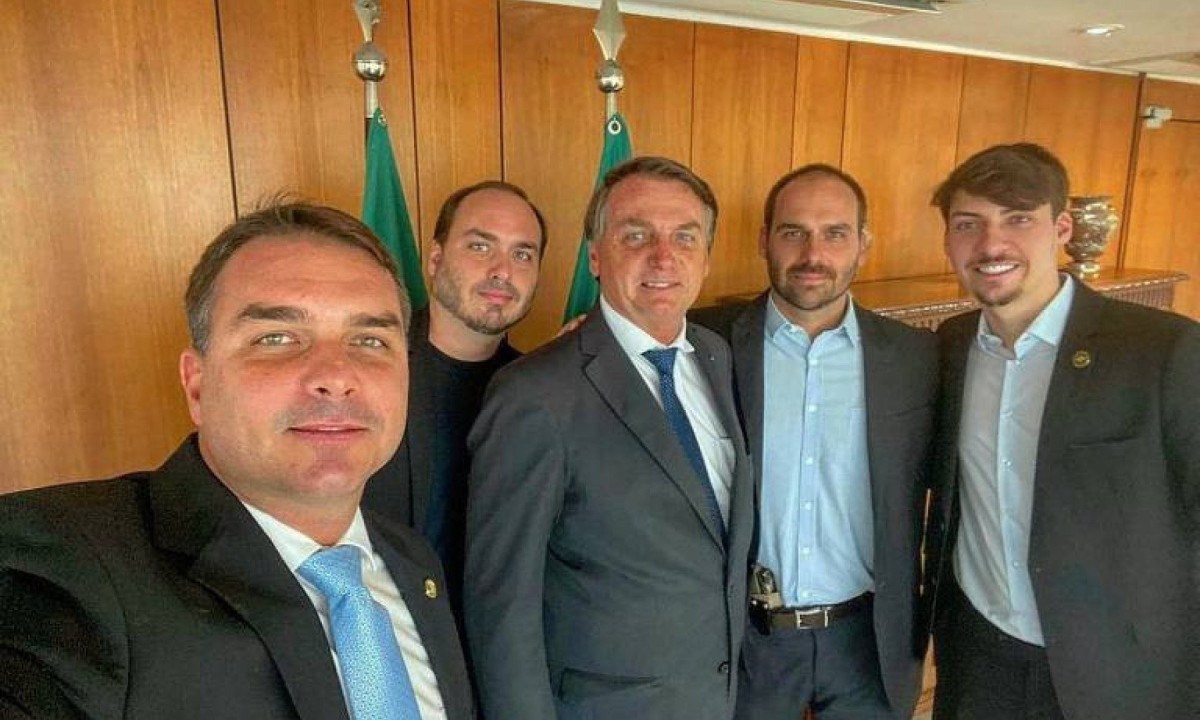 Na foto, da esquerda para a direira: Flávio Bolsonaro, Carlos Bolsonaro, Jair Bolsonaro, Eduardo Bolsonaro e Renan Bolsonaro. -  (crédito: Reprodução/X)