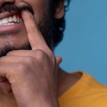 Retração gengival começa com sintomas como sensibilidade e pode evoluir até perda dos dentes - Freepik