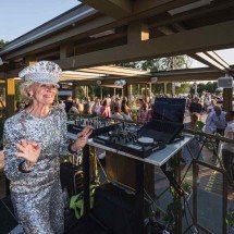 De dona de casa a ícone disco: DJ Gloria conquista as pistas aos 81 anos - Jonathan NACKSTRAND / AFP