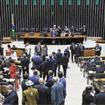 Emenda tenta salvar Eduardo Bolsonaro do crime de obstrução de Justiça