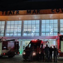Teatro pega fogo durante ensaio com 30 músicos e cantores  - Corpo de Bombeiros de Caraguatatuba (SP)