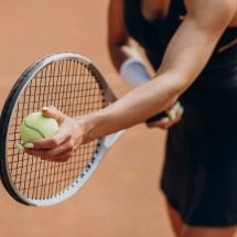 Você sabia? Jogar tênis pode queimar entre 350 e 1,2 mil calorias por hora - Freepik