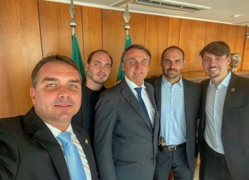 Na foto, da esquerda para a direira: Flávio Bolsonaro, Carlos Bolsonaro, Jair Bolsonaro, Eduardo Bolsonaro e Renan Bolsonaro. -  (crédito: Reprodução/X)